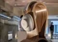 Produktbillede af Loewe Leo – trådløse over-ear-hovedtelefoner i anodiseret aluminium og læder.