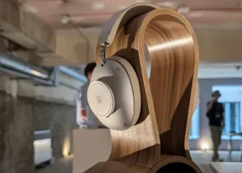 Produktbillede af Loewe Leo – trådløse over-ear-hovedtelefoner i anodiseret aluminium og læder.