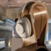 Produktbillede af Loewe Leo – trådløse over-ear-hovedtelefoner i anodiseret aluminium og læder.
