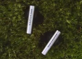 Bang & Olufsen Beo Grace true wireless-ørepropper i premiumdesign på græsplæne.