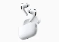 Apple AirPods Pro 3 med opladningsetui på hvid baggrund
