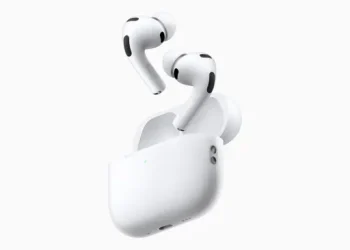 Apple AirPods Pro 3 med opladningsetui på hvid baggrund