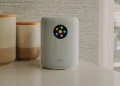 WiiM Sound smart højttaler i hvid finish på hvid overflade