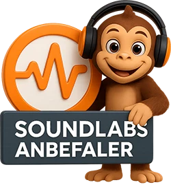 Soundlabs maskot i form af en glad abe med hovedtelefoner på, der holder Soundlabs-symbol og et “Soundlabs Anbefaler”-skilt