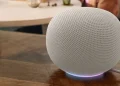Googles nye Home Speaker med Gemini AI og 360-graders lyd i porcelænsfinish på træoverflade