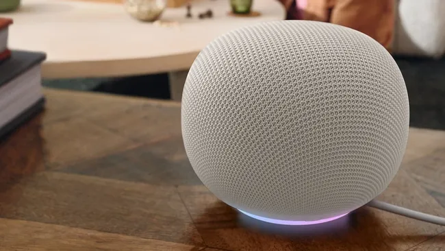 Googles nye Home Speaker med Gemini AI og 360-graders lyd i porcelænsfinish på træoverflade