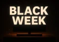 Mørkt rum med TV og soundbar i baggrunden med hvid tekst foran: "Black week"