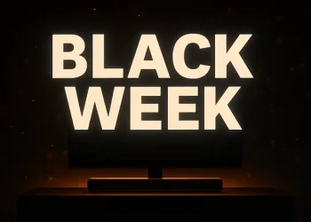 Mørkt rum med TV og soundbar i baggrunden med hvid tekst foran: "Black week"