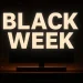 Mørkt rum med TV og soundbar i baggrunden med hvid tekst foran: "Black week"
