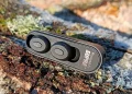 SUPRA NERO-TX2 i opladningsetuiet, placeret på et fældet birkestampe i efterårssolen