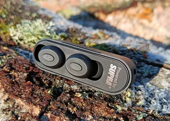 SUPRA NERO-TX2 i opladningsetuiet, placeret på et fældet birkestampe i efterårssolen