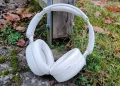 Hvide Sudio K2 Pro lent op ad et espalier på stenfliser