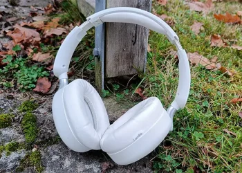 Hvide Sudio K2 Pro lent op ad et espalier på stenfliser
