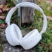 Hvide Sudio K2 Pro lent op ad et espalier på stenfliser
