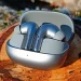 Xiaomi Buds 5 Pro placeret i opladningsetui på birkestamme i efterårssolen