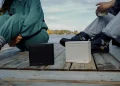 Elac NAVA100 bærbar Bluetooth-højttaler i sort og cremefarvet udgave