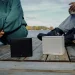 Elac NAVA100 bærbar Bluetooth-højttaler i sort og cremefarvet udgave