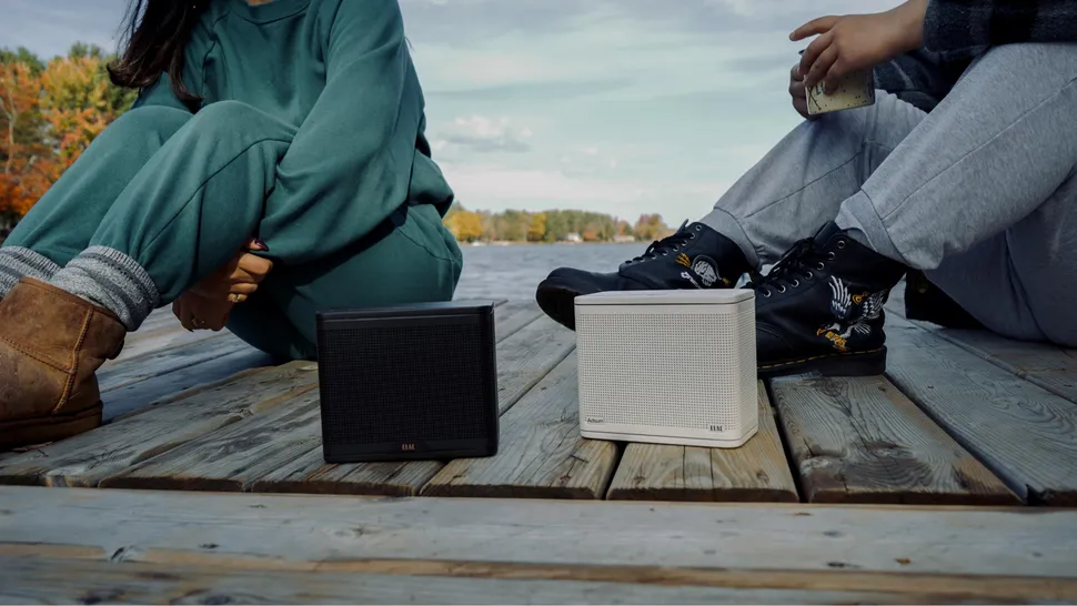 Elac NAVA100 bærbar Bluetooth-højttaler i sort og cremefarvet udgave