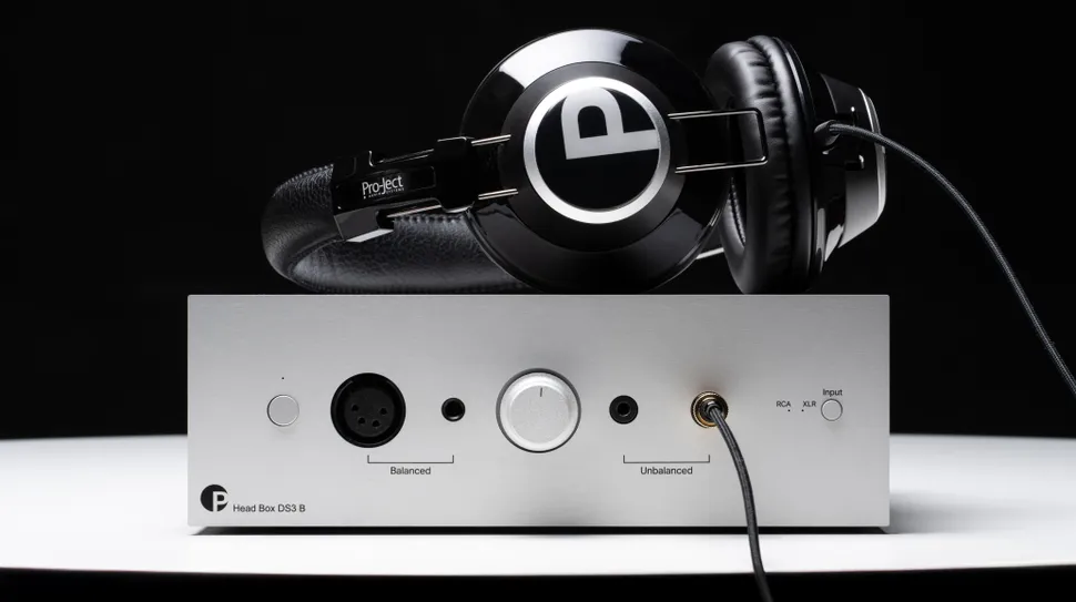 Pro-Ject Head Box S3 B hovedtelefonforstærker på hvid baggrund