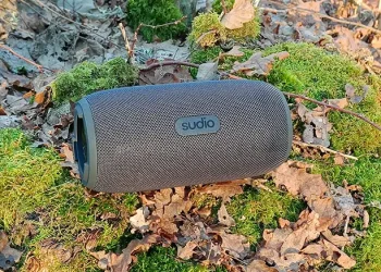 Sort Sudio F5 PRO placeret på en sten dækket af grøn mos