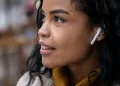 Trådløse høretelefoner forbundet til smartphone via Bluetooth