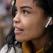 Trådløse høretelefoner forbundet til smartphone via Bluetooth
