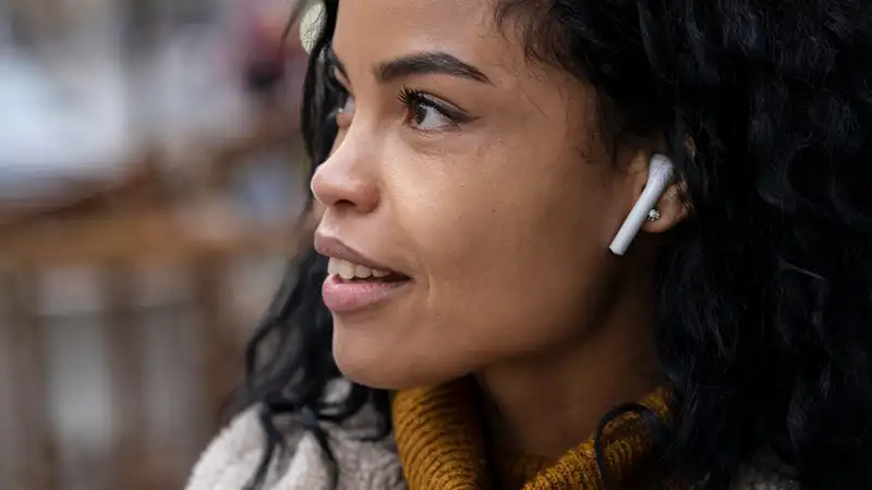 Trådløse høretelefoner forbundet til smartphone via Bluetooth
