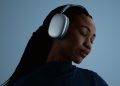 Kvinde med Apple AirPods Max 2