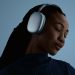 Kvinde med Apple AirPods Max 2
