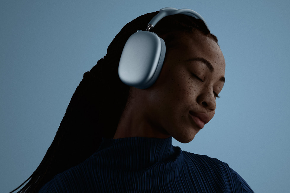 Kvinde med Apple AirPods Max 2