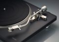 Denon DP-500BT pladespiller med aluminiumstallerken og S-formet tonearm