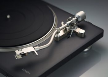 Denon DP-500BT pladespiller med aluminiumstallerken og S-formet tonearm