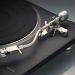 Denon DP-500BT pladespiller med aluminiumstallerken og S-formet tonearm