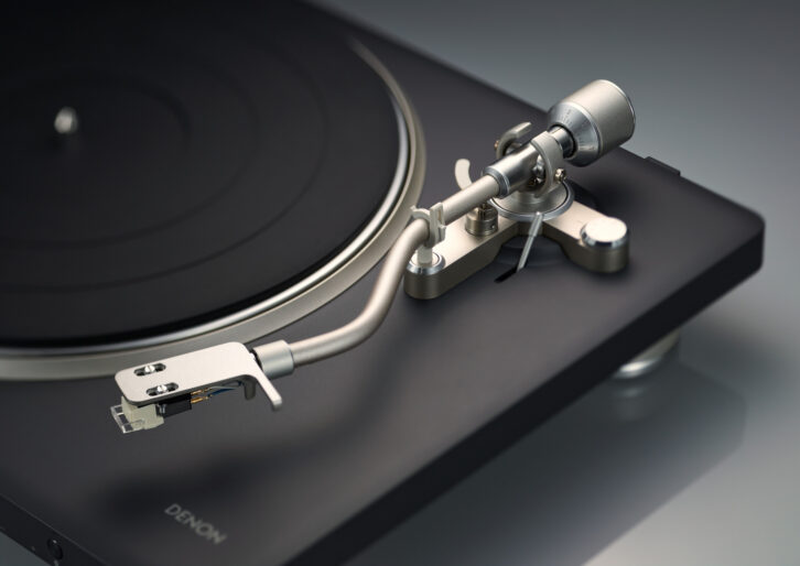 Denon DP-500BT pladespiller med aluminiumstallerken og S-formet tonearm