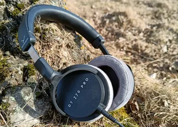 beyerdynamic DT 270 PRO liggende i forårssolen op ad en træstamme