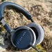 beyerdynamic DT 270 PRO liggende i forårssolen op ad en træstamme