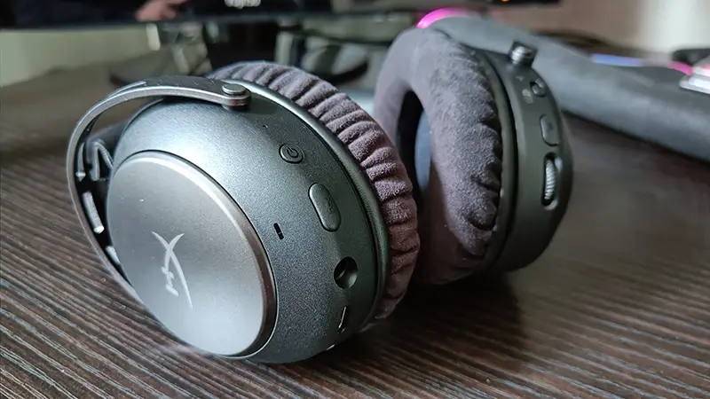 HyperX Cloud Alpha 2 Wireless med fokus på venstre ørekop