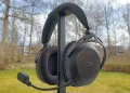 HyperX Cloud Alpha 2 Wireless på headset-stand med skovområde i baggrunden