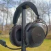 HyperX Cloud Alpha 2 Wireless på headset-stand med skovområde i baggrunden