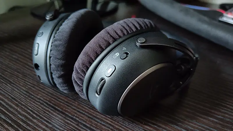 HyperX Cloud Alpha 2 Wireless med fokus på højre ørekop