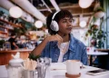 JBL Live 780NC trådløse høretelefoner i hvid farve