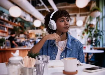 JBL Live 780NC trådløse høretelefoner i hvid farve