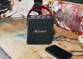 Marshall Stockwell III bærbar Bluetooth-højttaler i Black and Brass-design