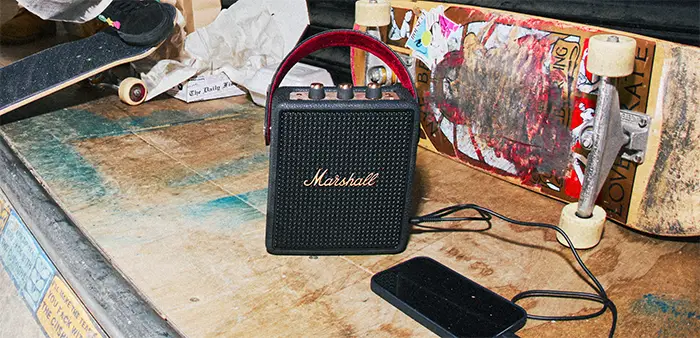 Marshall Stockwell III bærbar Bluetooth-højttaler i Black and Brass-design