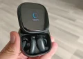 Soundcore Liberty 5 Pro Max i opladningsetuiet med “Upgrading” stående på farveskærmen