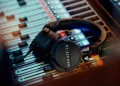 Beyerdynamic DT 275 Pro kablede on-ear-hovedtelefoner placeret på et mixerpult.