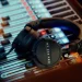 Beyerdynamic DT 275 Pro kablede on-ear-hovedtelefoner placeret på et mixerpult.