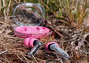 Rosa Nothing Ear (3a) i opladningsetui med Nothings karakteristiske transparente design