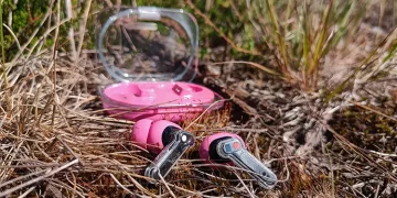 Rosa Nothing Ear (3a) i opladningsetui med Nothings karakteristiske transparente design