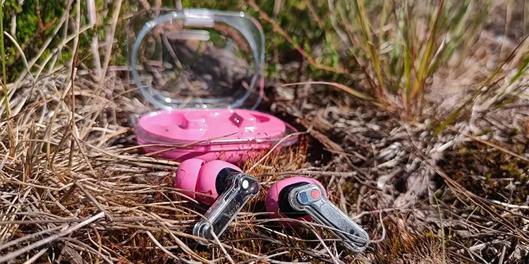 Rosa Nothing Ear (3a) i opladningsetui med Nothings karakteristiske transparente design